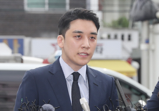 '원정도박 혐의' 승리 경찰 출석      (서울=연합뉴스) 신준희 기자 = 해외 원정 도박 의혹이 불거진 그룹 빅뱅의 전 멤버인 승리(본명 이승현)가 28일 오전 피의자 신분으로 중랑구 서울지방경찰청 지능범죄수사대에 출석하며 취재진 질문에 답하고 있다. 2019.8.28      hama@yna.co.kr  (끝)